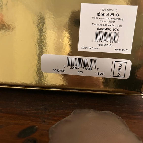 Michael Kors, three-piece gift, set hat, scarf, and gloves - Picture 3 of 8